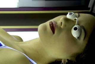 It's estimated that there were 263,000 cases of tanning device-related skin cancers in the U.S. in 2015. It's estimated that there were 263,000 cases of tanning device-related skin cancers in the U.S. in 2015.
